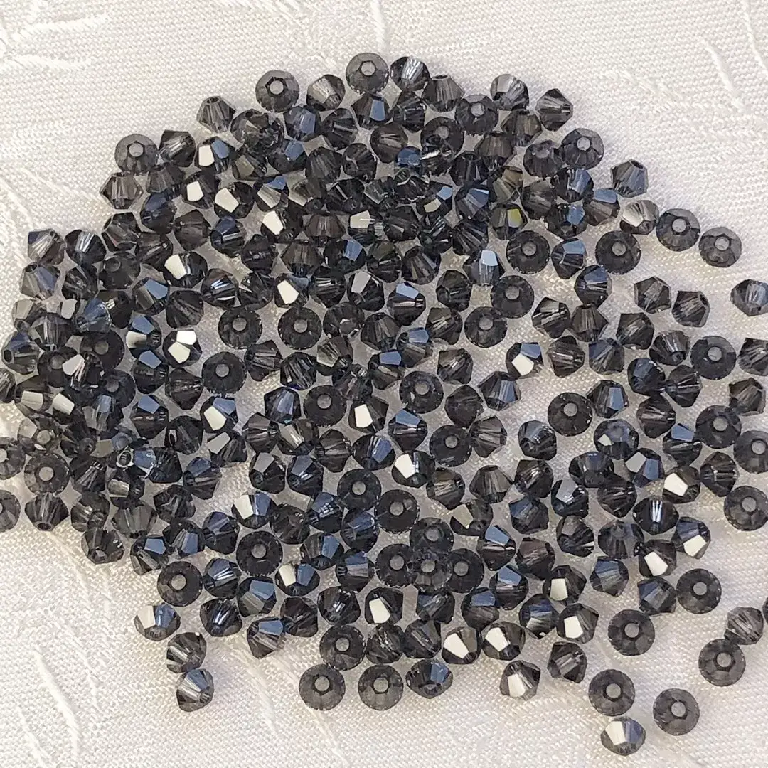 Swarovski Rhombe geschliffen grau 3 mm – Bild 1 – Chiemgauer Heimatwerk Trachten-Onlineshop Swarovski Rhombe geschliffen grau 3 mm - Bild 1 - Chiemgauer Heimatwerk Trachten-Onlineshop