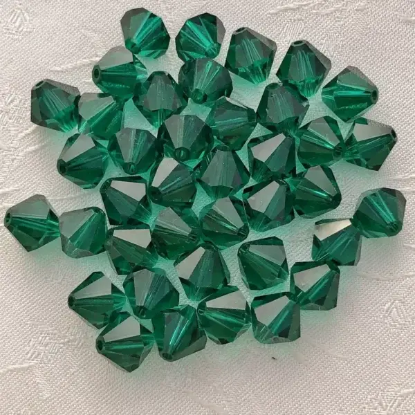 Swarovski Rhombe geschliffen grün 6 mm – Bild 1 – Chiemgauer Heimatwerk Trachten-Onlineshop Swarovski Rhombe geschliffen grün 6 mm - Bild 1 - Chiemgauer Heimatwerk Trachten-Onlineshop