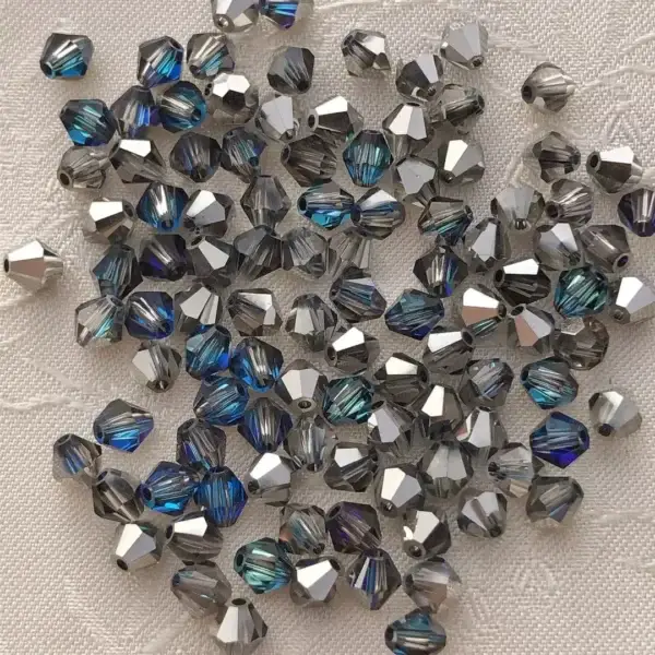 Swarovski Rhombe geschliffen violett 4 mm – Bild 1 – Chiemgauer Heimatwerk Trachten-Onlineshop Swarovski Rhombe geschliffen violett 4 mm - Bild 1 - Chiemgauer Heimatwerk Trachten-Onlineshop