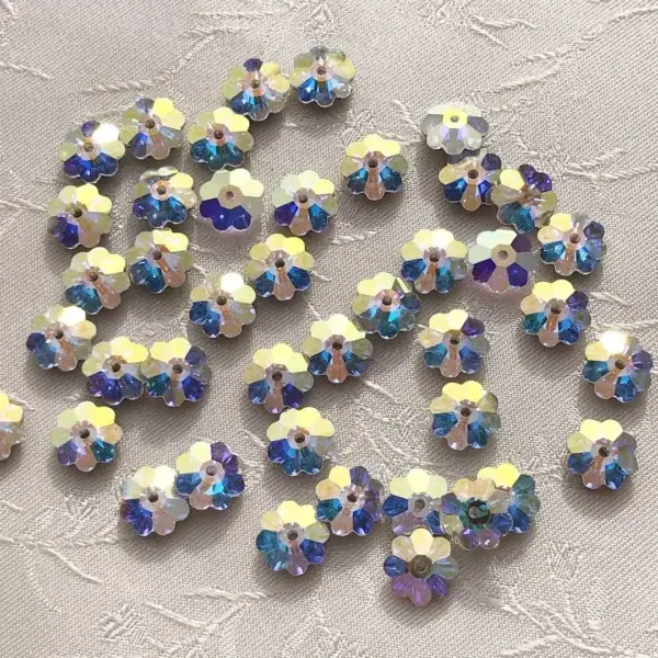 Swarovski Strassblume kristall AB 5 mm – Bild 1 – Chiemgauer Heimatwerk Trachten-Onlineshop Swarovski Strassblume kristall AB 5 mm - Bild 1 - Chiemgauer Heimatwerk Trachten-Onlineshop