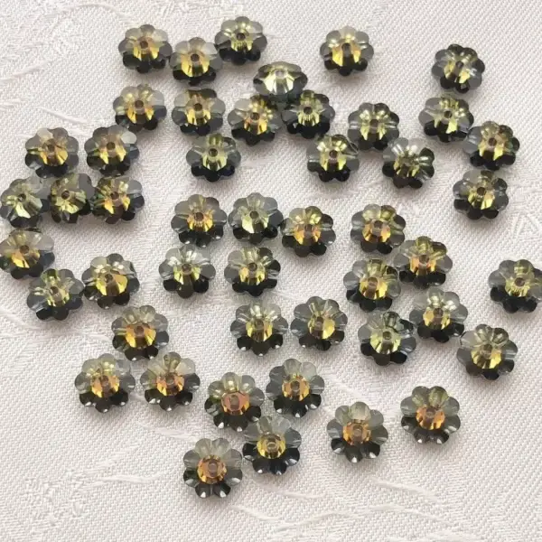 Swarovski Strassblume tabak 5 mm – Bild 1 – Chiemgauer Heimatwerk Trachten-Onlineshop Swarovski Strassblume tabak 5 mm - Bild 1 - Chiemgauer Heimatwerk Trachten-Onlineshop