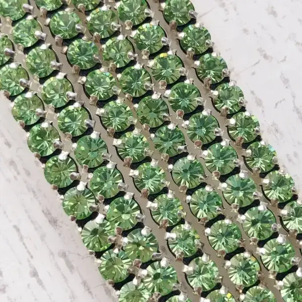 Swarovski Strasskette peridot No. 27 – Bild 1 – Chiemgauer Heimatwerk Trachten-Onlineshop Swarovski Strasskette peridot No. 27 - Bild 1 - Chiemgauer Heimatwerk Trachten-Onlineshop