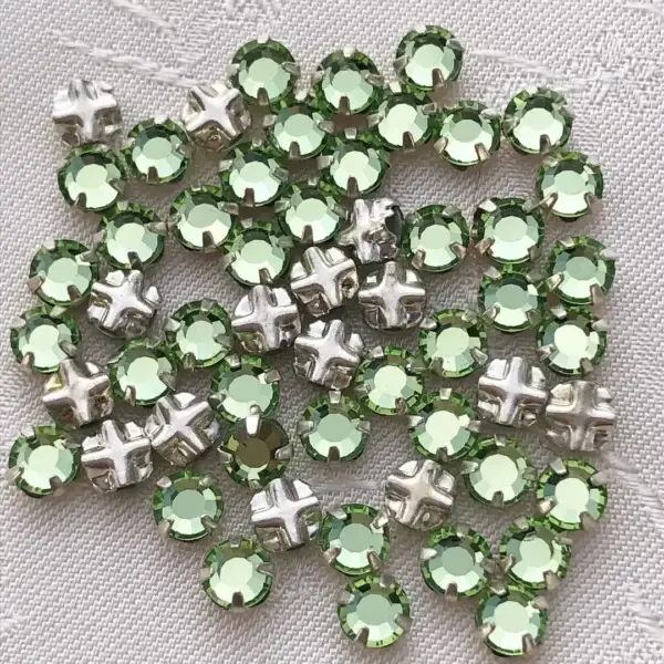 Swarovski Strassstein annähbar apfelgrün SS 12 No. 58 – Bild 1 – Chiemgauer Heimatwerk Trachten-Onlineshop Swarovski Strassstein annähbar apfelgrün SS 12 No. 58 - Bild 1 - Chiemgauer Heimatwerk Trachten-Onlineshop
