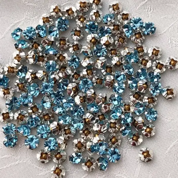 Swarovski Strassstein annähbar aqua SS 20 – Bild 1 – Chiemgauer Heimatwerk Trachten-Onlineshop Swarovski Strassstein annähbar aqua SS 20 - Bild 1 - Chiemgauer Heimatwerk Trachten-Onlineshop