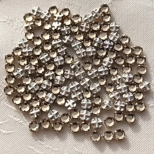 Swarovski Strassstein annähbar beige SS 12 No. 3 – Bild 1 – Chiemgauer Heimatwerk Trachten-Onlineshop Swarovski Strassstein annähbar beige SS 12 No. 3 - Bild 1 - Chiemgauer Heimatwerk Trachten-Onlineshop