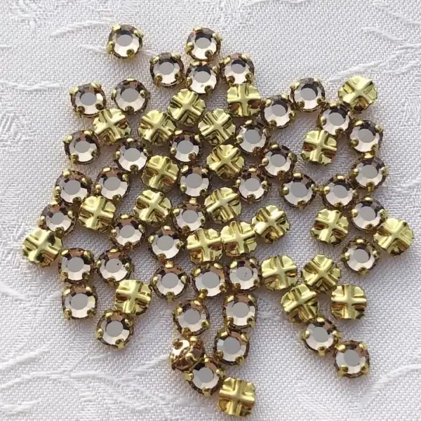 Swarovski Strassstein annähbar beige SS 12 No. 4 – Bild 1 – Chiemgauer Heimatwerk Trachten-Onlineshop Swarovski Strassstein annähbar beige SS 12 No. 4 - Bild 1 - Chiemgauer Heimatwerk Trachten-Onlineshop