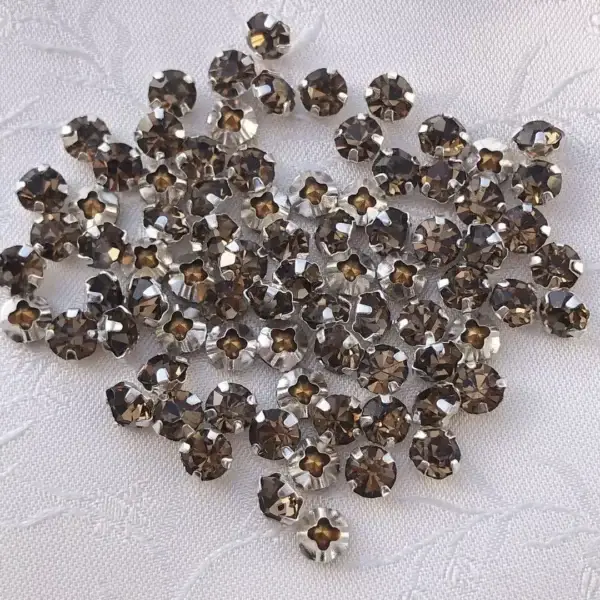 Swarovski Strassstein annähbar braun SS 20 – Bild 1 – Chiemgauer Heimatwerk Trachten-Onlineshop Swarovski Strassstein annähbar braun SS 20 - Bild 1 - Chiemgauer Heimatwerk Trachten-Onlineshop