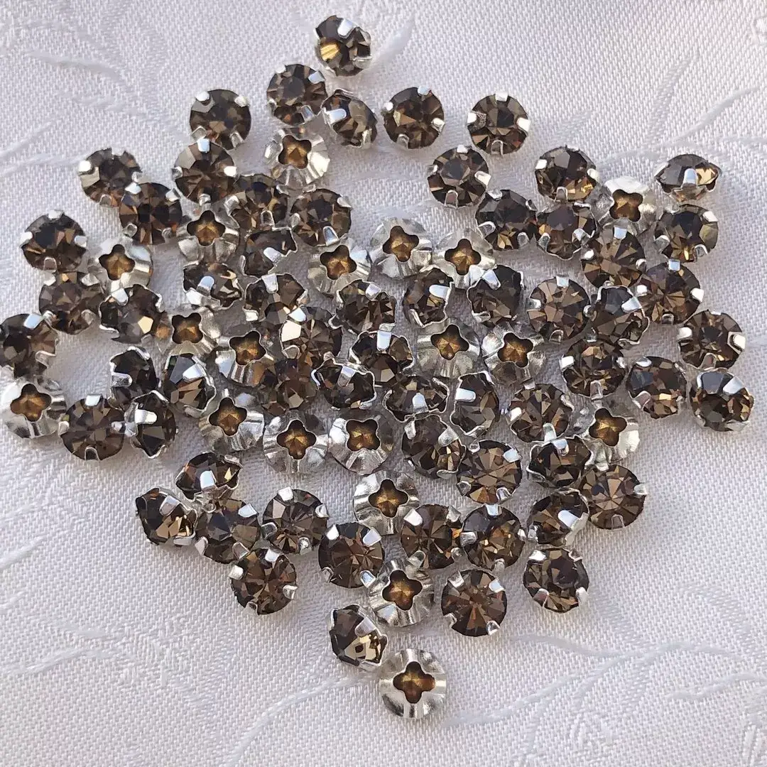 Swarovski Strassstein annähbar braun SS 20 – Bild 1 – Chiemgauer Heimatwerk Trachten-Onlineshop Swarovski Strassstein annähbar braun SS 20 - Bild 1 - Chiemgauer Heimatwerk Trachten-Onlineshop
