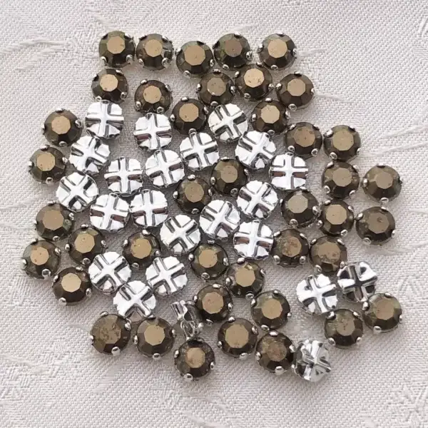 Swarovski Strassstein annähbar bronze SS 12 No. 6 – Bild 1 – Chiemgauer Heimatwerk Trachten-Onlineshop Swarovski Strassstein annähbar bronze SS 12 No. 6 - Bild 1 - Chiemgauer Heimatwerk Trachten-Onlineshop