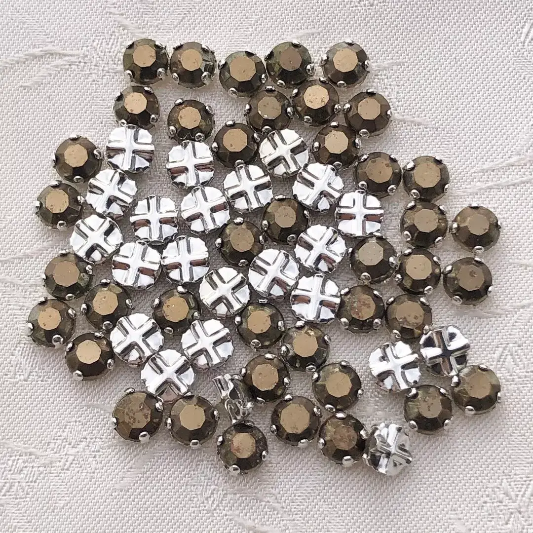 Swarovski Strassstein annähbar bronze SS 12 No. 6 – Bild 1 – Chiemgauer Heimatwerk Trachten-Onlineshop Swarovski Strassstein annähbar bronze SS 12 No. 6 - Bild 1 - Chiemgauer Heimatwerk Trachten-Onlineshop
