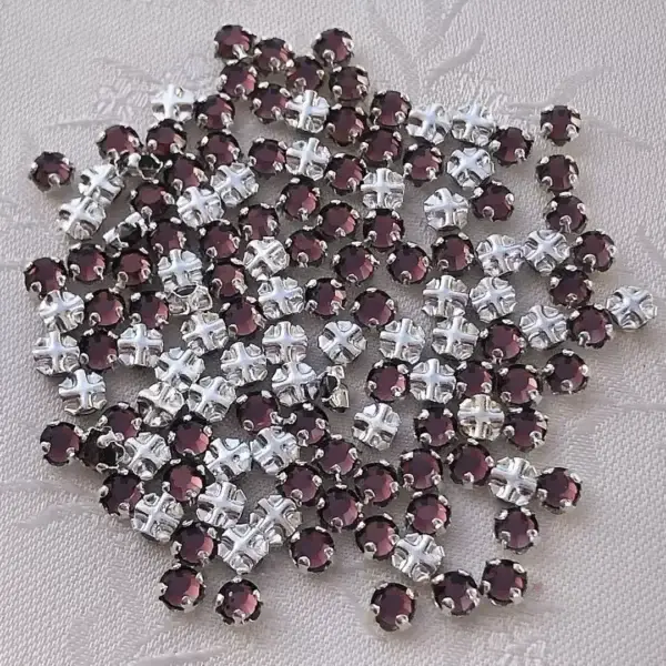 Swarovski Strassstein annähbar burgund SS 12 No. 42 – Bild 1 – Chiemgauer Heimatwerk Trachten-Onlineshop Swarovski Strassstein annähbar burgund SS 12 No. 42 - Bild 1 - Chiemgauer Heimatwerk Trachten-Onlineshop