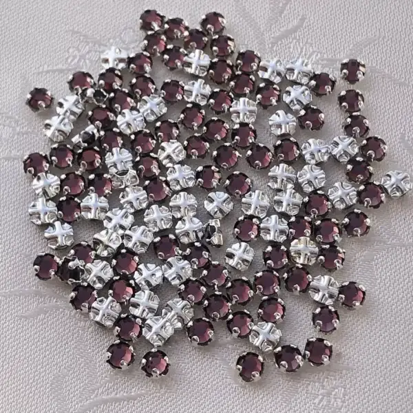 Swarovski Strassstein annähbar burgund SS 12 No. 7 – Bild 1 – Chiemgauer Heimatwerk Trachten-Onlineshop Swarovski Strassstein annähbar burgund SS 12 No. 7 - Bild 1 - Chiemgauer Heimatwerk Trachten-Onlineshop