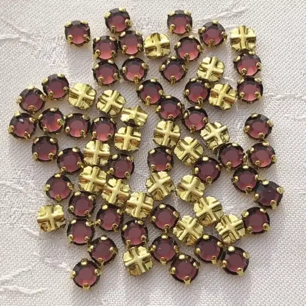 Swarovski Strassstein annähbar burgund SS 16 No. 42 – Bild 1 – Chiemgauer Heimatwerk Trachten-Onlineshop Swarovski Strassstein annähbar burgund SS 16 No. 42 - Bild 1 - Chiemgauer Heimatwerk Trachten-Onlineshop