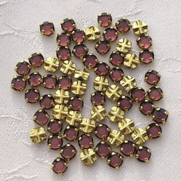 Swarovski Strassstein annähbar burgund SS 16 No. 5 – Bild 1 – Chiemgauer Heimatwerk Trachten-Onlineshop Swarovski Strassstein annähbar burgund SS 16 No. 5 - Bild 1 - Chiemgauer Heimatwerk Trachten-Onlineshop