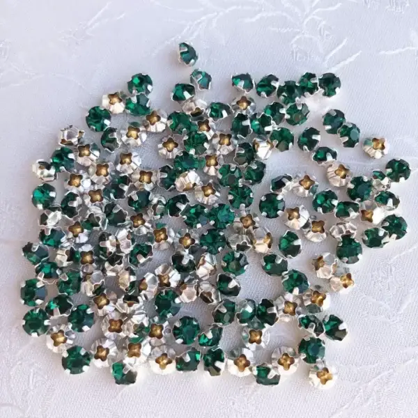 Swarovski Strassstein annähbar emerald SS 20 – Bild 1 – Chiemgauer Heimatwerk Trachten-Onlineshop Swarovski Strassstein annähbar emerald SS 20 - Bild 1 - Chiemgauer Heimatwerk Trachten-Onlineshop