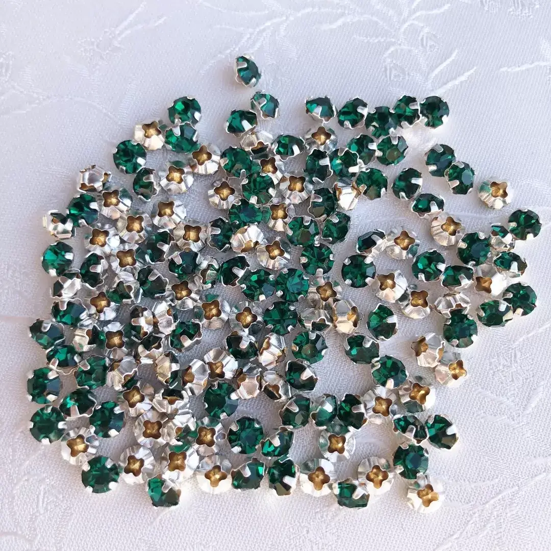 Swarovski Strassstein annähbar emerald SS 20 – Bild 1 – Chiemgauer Heimatwerk Trachten-Onlineshop Swarovski Strassstein annähbar emerald SS 20 - Bild 1 - Chiemgauer Heimatwerk Trachten-Onlineshop