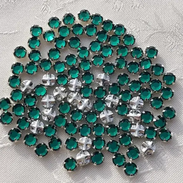 Swarovski Strassstein annähbar emerald SS 20 No. 28 – Bild 1 – Chiemgauer Heimatwerk Trachten-Onlineshop Swarovski Strassstein annähbar emerald SS 20 No. 28 - Bild 1 - Chiemgauer Heimatwerk Trachten-Onlineshop