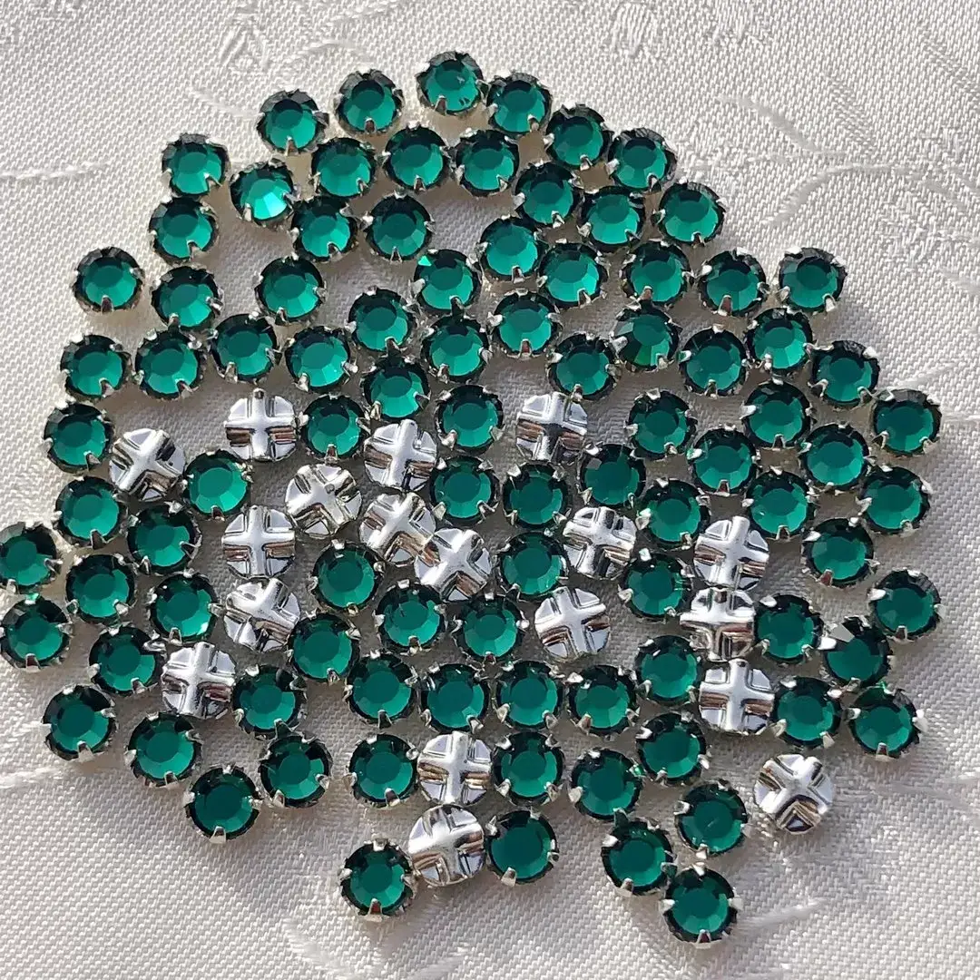 Swarovski Strassstein annähbar emerald SS 20 No. 28 – Bild 1 – Chiemgauer Heimatwerk Trachten-Onlineshop Swarovski Strassstein annähbar emerald SS 20 No. 28 - Bild 1 - Chiemgauer Heimatwerk Trachten-Onlineshop