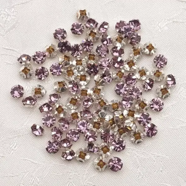 Swarovski Strassstein annähbar flieder SS 20 – Bild 1 – Chiemgauer Heimatwerk Trachten-Onlineshop Swarovski Strassstein annähbar flieder SS 20 - Bild 1 - Chiemgauer Heimatwerk Trachten-Onlineshop