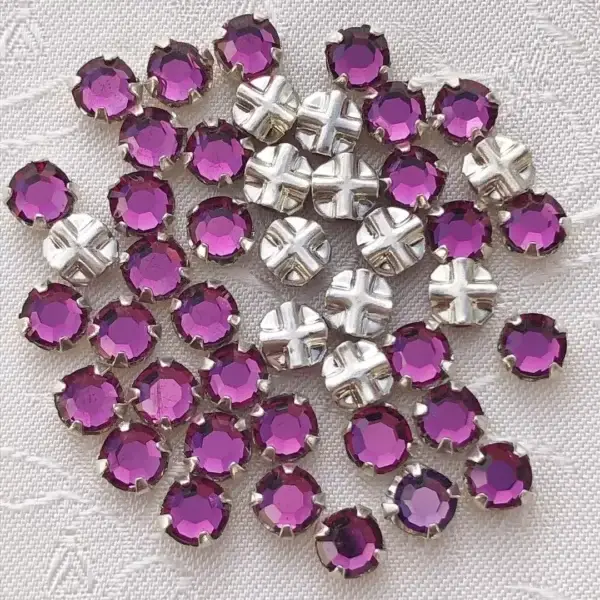 Swarovski Strassstein annähbar fuchsia SS 12 No. 46 – Bild 1 – Chiemgauer Heimatwerk Trachten-Onlineshop Swarovski Strassstein annähbar fuchsia SS 12 No. 46 - Bild 1 - Chiemgauer Heimatwerk Trachten-Onlineshop