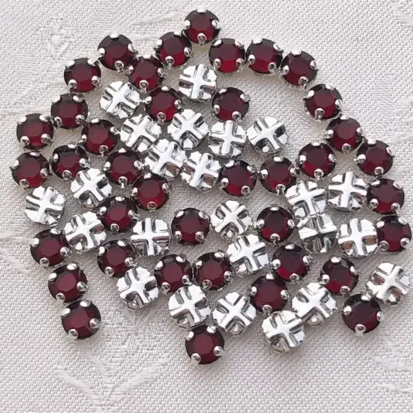 Swarovski Strassstein annähbar granat SS 12 No. 47 – Bild 1 – Chiemgauer Heimatwerk Trachten-Onlineshop Swarovski Strassstein annähbar granat SS 12 No. 47 - Bild 1 - Chiemgauer Heimatwerk Trachten-Onlineshop