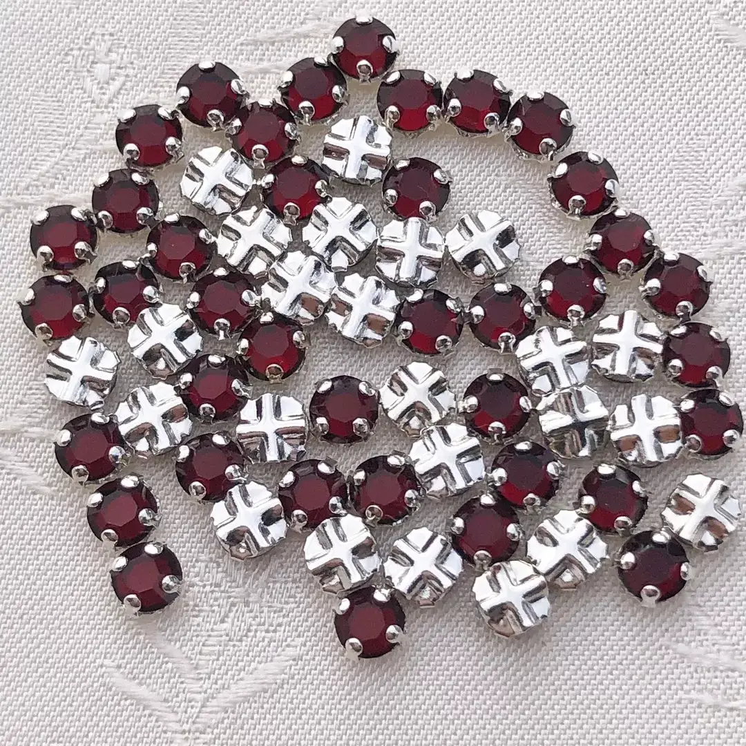 Swarovski Strassstein annähbar granat SS 16 No. 47 – Bild 1 – Chiemgauer Heimatwerk Trachten-Onlineshop Swarovski Strassstein annähbar granat SS 16 No. 47 - Bild 1 - Chiemgauer Heimatwerk Trachten-Onlineshop