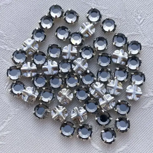 Swarovski Strassstein annähbar grau SS 16 No. 13 – Bild 1 – Chiemgauer Heimatwerk Trachten-Onlineshop Swarovski Strassstein annähbar grau SS 16 No. 13 - Bild 1 - Chiemgauer Heimatwerk Trachten-Onlineshop