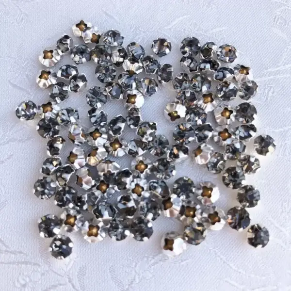 Swarovski Strassstein annähbar grau SS 20 – Bild 1 – Chiemgauer Heimatwerk Trachten-Onlineshop Swarovski Strassstein annähbar grau SS 20 - Bild 1 - Chiemgauer Heimatwerk Trachten-Onlineshop