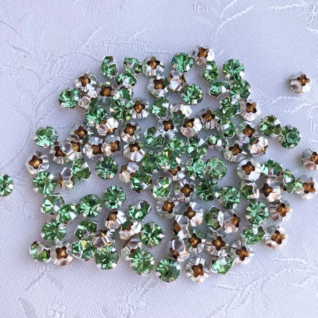 Swarovski Strassstein annähbar hellgrün SS 20 – Bild 1 – Chiemgauer Heimatwerk Trachten-Onlineshop Swarovski Strassstein annähbar hellgrün SS 20 - Bild 1 - Chiemgauer Heimatwerk Trachten-Onlineshop