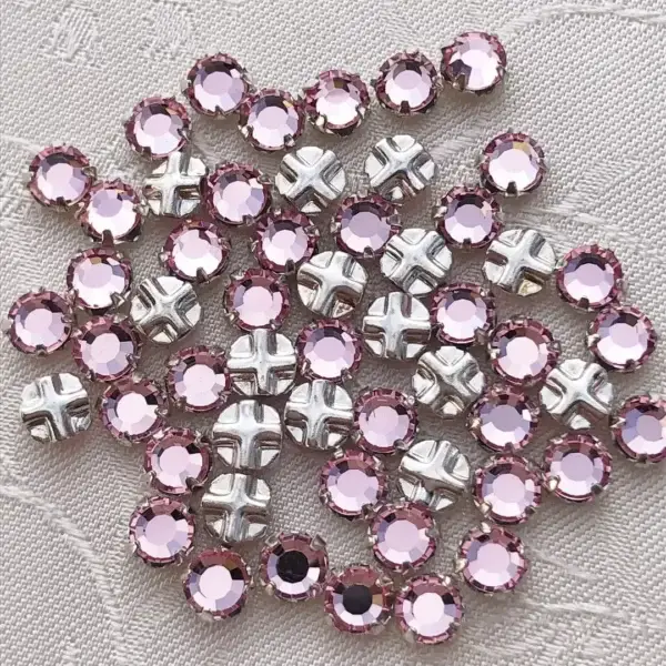Swarovski Strassstein annähbar hellrosa SS 12 No. 17 – Bild 1 – Chiemgauer Heimatwerk Trachten-Onlineshop Swarovski Strassstein annähbar hellrosa SS 12 No. 17 - Bild 1 - Chiemgauer Heimatwerk Trachten-Onlineshop
