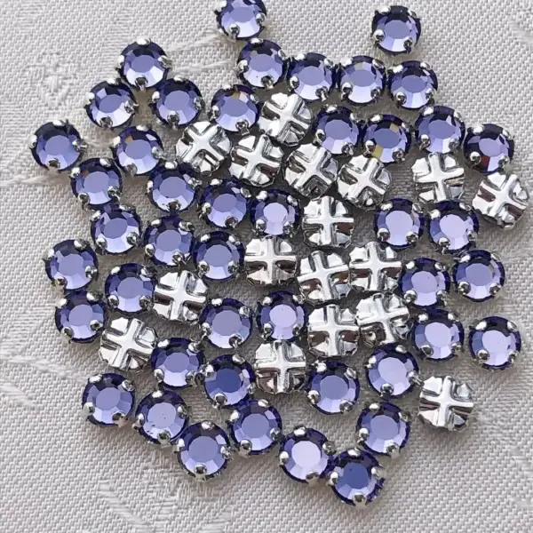 Swarovski Strassstein annähbar lavendel SS 16 No. 31 – Bild 1 – Chiemgauer Heimatwerk Trachten-Onlineshop Swarovski Strassstein annähbar lavendel SS 16 No. 31 - Bild 1 - Chiemgauer Heimatwerk Trachten-Onlineshop