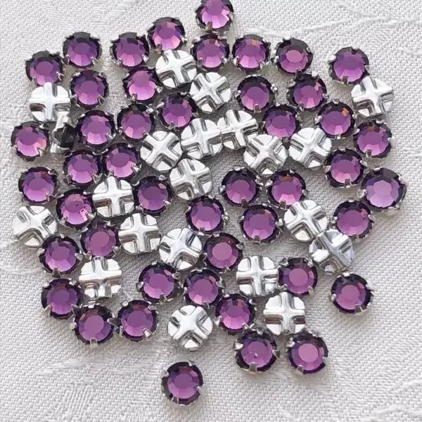 Swarovski Strassstein annähbar lila SS 12 No. 38 – Bild 1 – Chiemgauer Heimatwerk Trachten-Onlineshop Swarovski Strassstein annähbar lila SS 12 No. 38 - Bild 1 - Chiemgauer Heimatwerk Trachten-Onlineshop