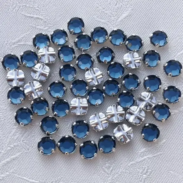 Swarovski Strassstein annähbar montana SS 20 No. 18 – Bild 1 – Chiemgauer Heimatwerk Trachten-Onlineshop Swarovski Strassstein annähbar montana SS 20 No. 18 - Bild 1 - Chiemgauer Heimatwerk Trachten-Onlineshop