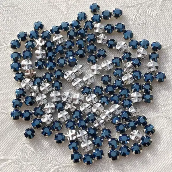Swarovski Strassstein annähbar nachtblau SS 12 No. 24 – Bild 1 – Chiemgauer Heimatwerk Trachten-Onlineshop Swarovski Strassstein annähbar nachtblau SS 12 No. 24 - Bild 1 - Chiemgauer Heimatwerk Trachten-Onlineshop