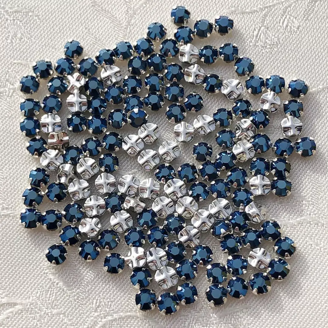 Swarovski Strassstein annähbar nachtblau SS 12 No. 24 – Bild 1 – Chiemgauer Heimatwerk Trachten-Onlineshop Swarovski Strassstein annähbar nachtblau SS 12 No. 24 - Bild 1 - Chiemgauer Heimatwerk Trachten-Onlineshop