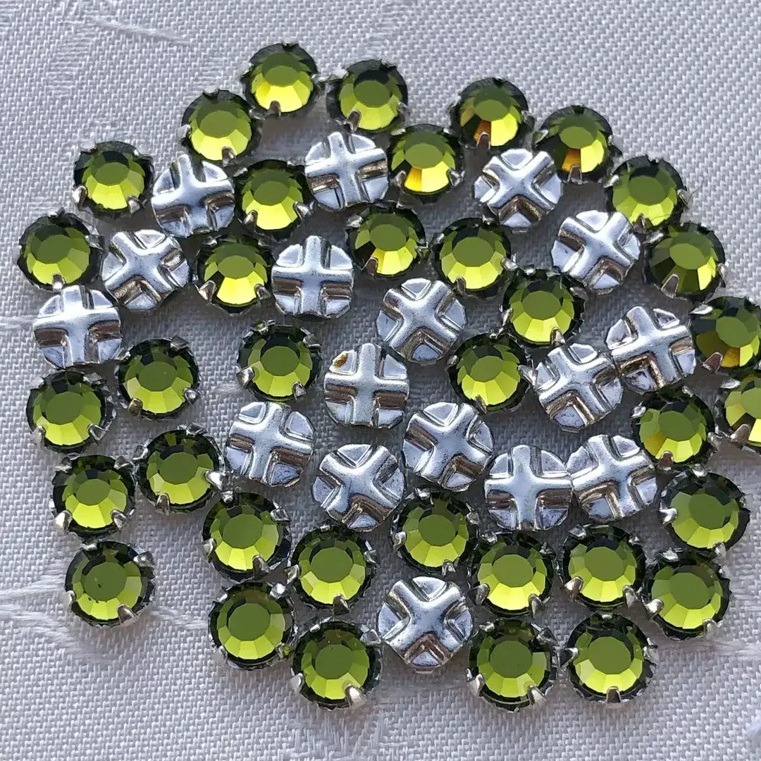 Swarovski Strassstein annähbar olivgrün SS 12 No. 57 – Bild 1 – Chiemgauer Heimatwerk Trachten-Onlineshop Swarovski Strassstein annähbar olivgrün SS 12 No. 57 - Bild 1 - Chiemgauer Heimatwerk Trachten-Onlineshop