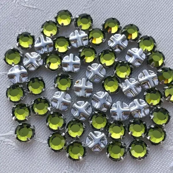 Swarovski Strassstein annähbar olivgrün SS 16 No. 55 – Bild 1 – Chiemgauer Heimatwerk Trachten-Onlineshop Swarovski Strassstein annähbar olivgrün SS 16 No. 55 - Bild 1 - Chiemgauer Heimatwerk Trachten-Onlineshop