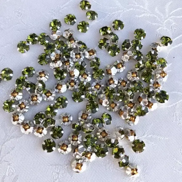 Swarovski Strassstein annähbar olivgrün SS 20 – Bild 1 – Chiemgauer Heimatwerk Trachten-Onlineshop Swarovski Strassstein annähbar olivgrün SS 20 - Bild 1 - Chiemgauer Heimatwerk Trachten-Onlineshop