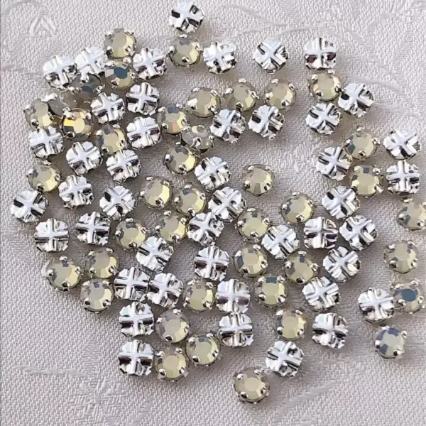 Swarovski Strassstein annähbar opal SS 16 No. 70 – Bild 1 – Chiemgauer Heimatwerk Trachten-Onlineshop Swarovski Strassstein annähbar opal SS 16 No. 70 - Bild 1 - Chiemgauer Heimatwerk Trachten-Onlineshop