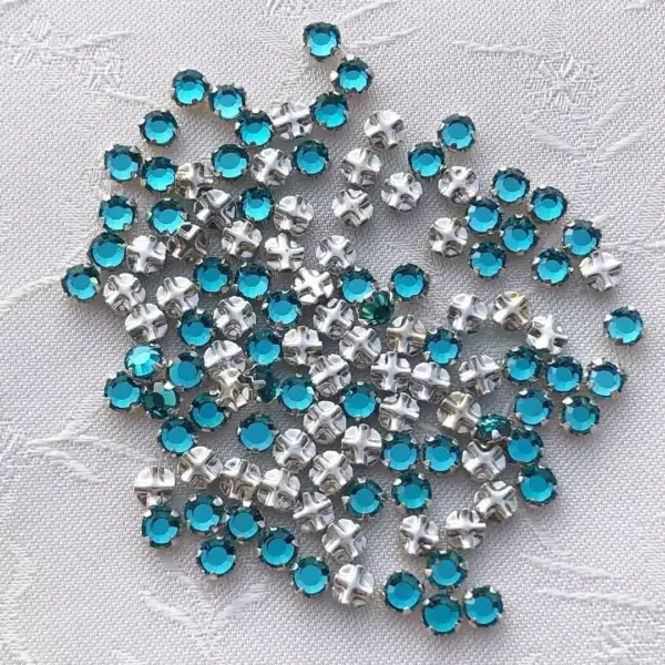Swarovski Strassstein annähbar petrol SS 12 No. 59 – Bild 1 – Chiemgauer Heimatwerk Trachten-Onlineshop Swarovski Strassstein annähbar petrol SS 12 No. 59 - Bild 1 - Chiemgauer Heimatwerk Trachten-Onlineshop