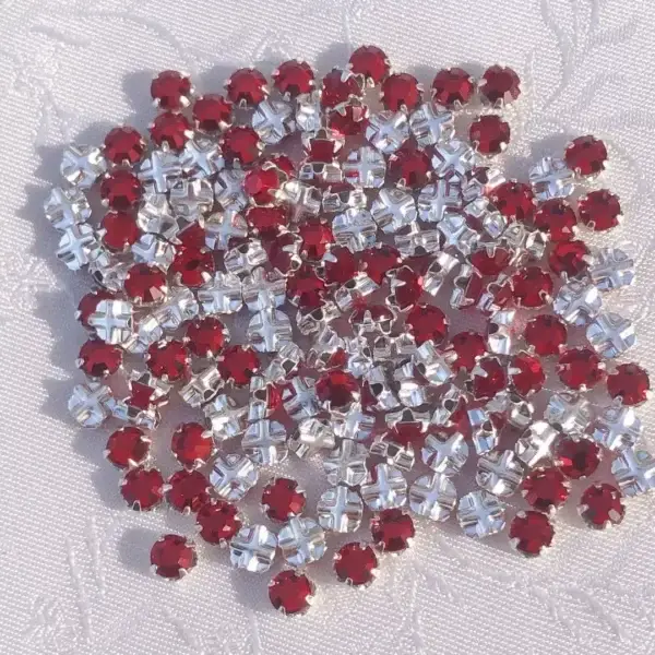 Swarovski Strassstein annähbar rot SS 12 No. 62 – Bild 1 – Chiemgauer Heimatwerk Trachten-Onlineshop Swarovski Strassstein annähbar rot SS 12 No. 62 - Bild 1 - Chiemgauer Heimatwerk Trachten-Onlineshop