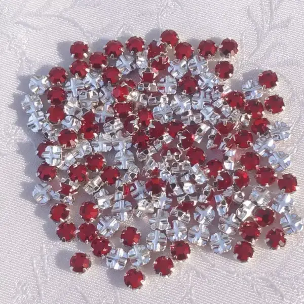 Swarovski Strassstein annähbar rot SS 16 No. 27 – Bild 1 – Chiemgauer Heimatwerk Trachten-Onlineshop Swarovski Strassstein annähbar rot SS 16 No. 27 - Bild 1 - Chiemgauer Heimatwerk Trachten-Onlineshop