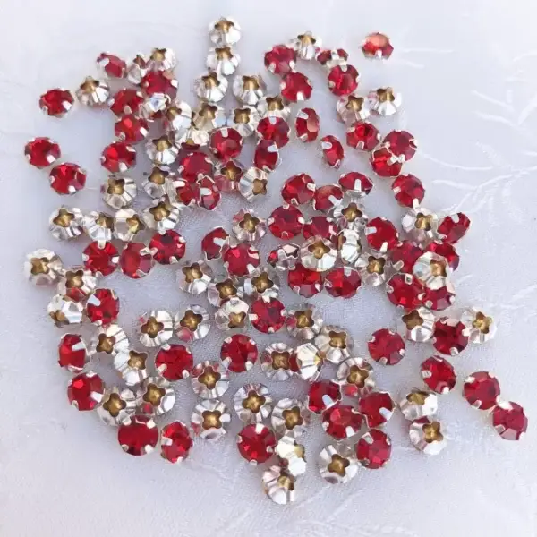 Swarovski Strassstein annähbar rot SS 20 – Bild 1 – Chiemgauer Heimatwerk Trachten-Onlineshop Swarovski Strassstein annähbar rot SS 20 - Bild 1 - Chiemgauer Heimatwerk Trachten-Onlineshop