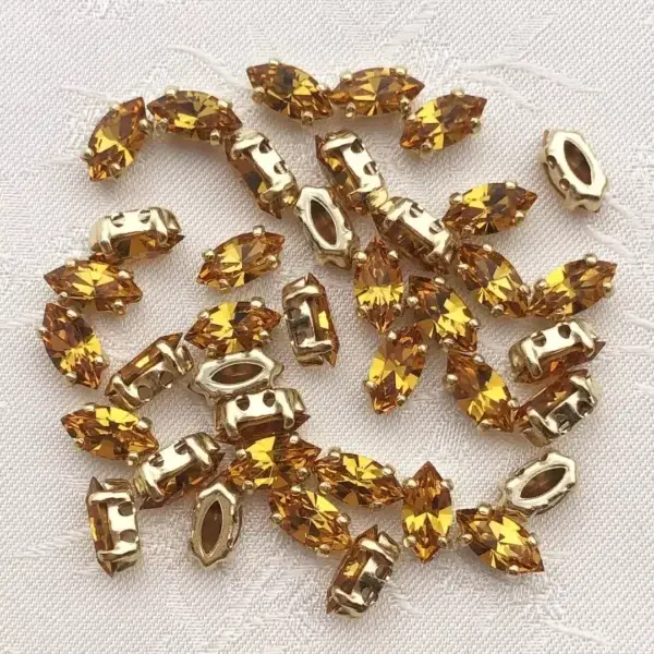Swarovski Strassstein annähbar topas Navette – Bild 1 – Chiemgauer Heimatwerk Trachten-Onlineshop Swarovski Strassstein annähbar topas Navette - Bild 1 - Chiemgauer Heimatwerk Trachten-Onlineshop