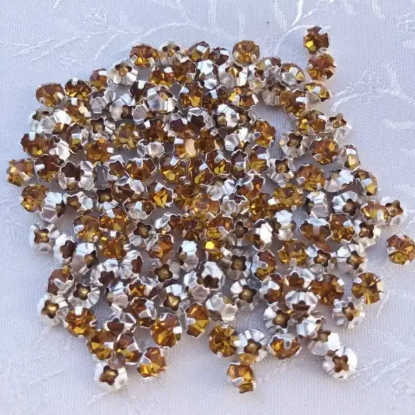 Swarovski Strassstein annähbar topas SS 20 – Bild 1 – Chiemgauer Heimatwerk Trachten-Onlineshop Swarovski Strassstein annähbar topas SS 20 - Bild 1 - Chiemgauer Heimatwerk Trachten-Onlineshop