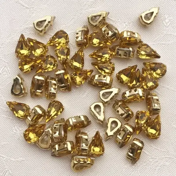 Swarovski Strassstein annähbar topas Tropfen – Bild 1 – Chiemgauer Heimatwerk Trachten-Onlineshop Swarovski Strassstein annähbar topas Tropfen - Bild 1 - Chiemgauer Heimatwerk Trachten-Onlineshop