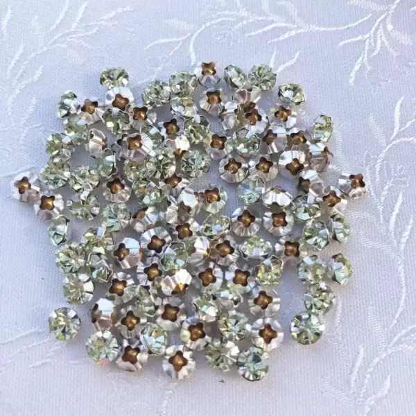 Swarovski Strassstein annähbar vanille SS 20 – Bild 1 – Chiemgauer Heimatwerk Trachten-Onlineshop Swarovski Strassstein annähbar vanille SS 20 - Bild 1 - Chiemgauer Heimatwerk Trachten-Onlineshop
