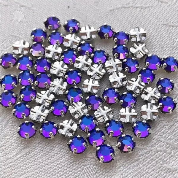 Swarovski Strassstein annähbar violett SS 16 No. 49 – Bild 1 – Chiemgauer Heimatwerk Trachten-Onlineshop Swarovski Strassstein annähbar violett SS 16 No. 49 - Bild 1 - Chiemgauer Heimatwerk Trachten-Onlineshop