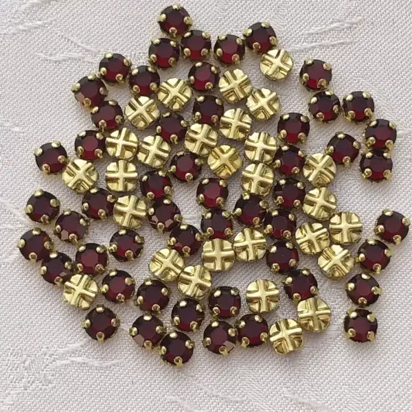 Swarovski Strassstein annähbar weinrot SS 12 No. 37 – Bild 1 – Chiemgauer Heimatwerk Trachten-Onlineshop Swarovski Strassstein annähbar weinrot SS 12 No. 37 - Bild 1 - Chiemgauer Heimatwerk Trachten-Onlineshop