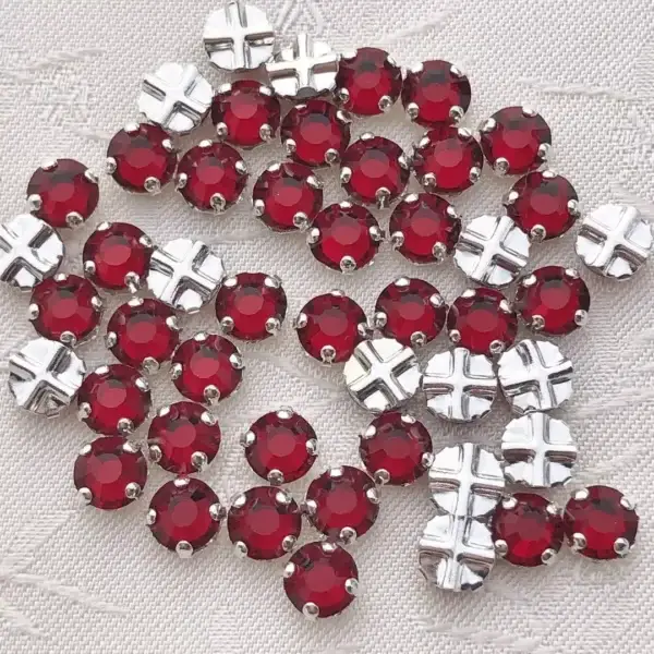 Swarovski Strassstein annähbar weinrot SS 16 No. 36 – Bild 1 – Chiemgauer Heimatwerk Trachten-Onlineshop Swarovski Strassstein annähbar weinrot SS 16 No. 36 - Bild 1 - Chiemgauer Heimatwerk Trachten-Onlineshop